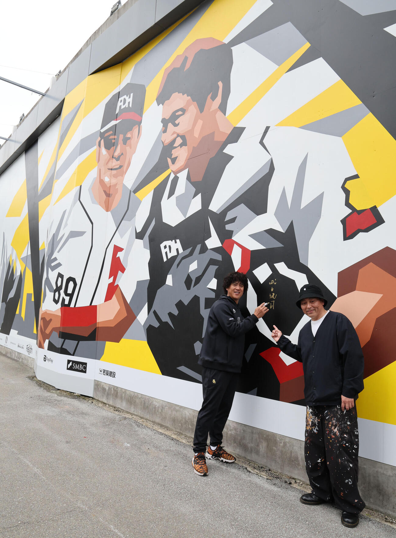 ソフトバンク対オリックス　ソフトバンクの歴史と伝統を感じられる巨大なウォールアートがお披露目された、制作アーティストの渋谷氏（右）と城島CBO（撮影・梅根麻紀）