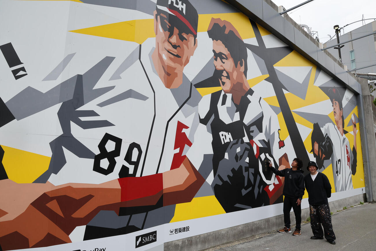 ソフトバンク対オリックス　ソフトバンクの歴史と伝統を感じられる巨大なウォールアートがお披露目された、制作アーティストの渋谷氏（右）と城島CBO（撮影・梅根麻紀）