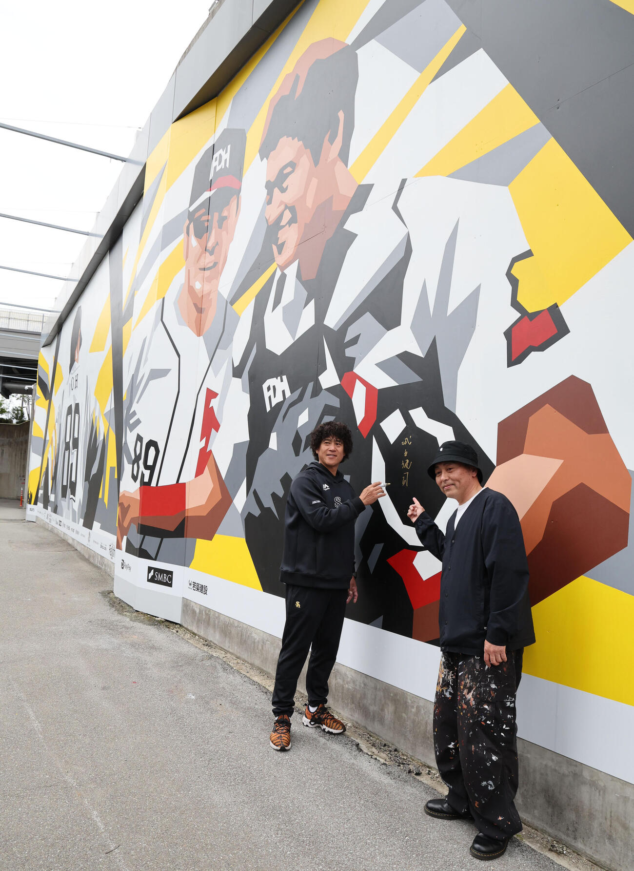 ソフトバンク対オリックス　ソフトバンクの歴史と伝統を感じられる巨大なウォールアートがお披露目された、制作アーティストの渋谷氏（右）と城島CBO（撮影・梅根麻紀）