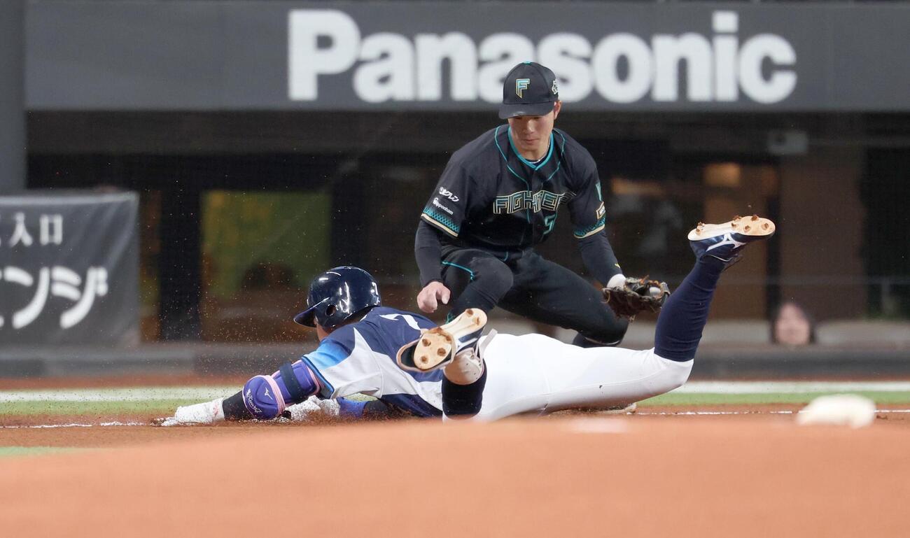 日本ハム対西武　1回表西武無死、三塁打を放つ桑原（撮影・黒川智章）