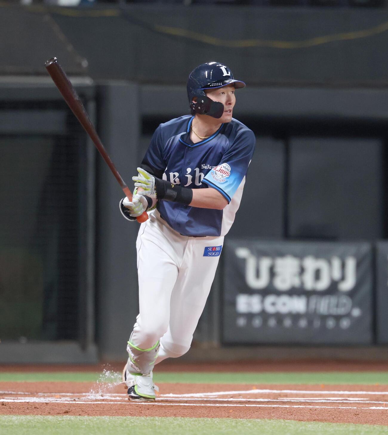 日本ハム対西武　1回表西武無死三塁、犠飛を放つ源田（撮影・黒川智章）