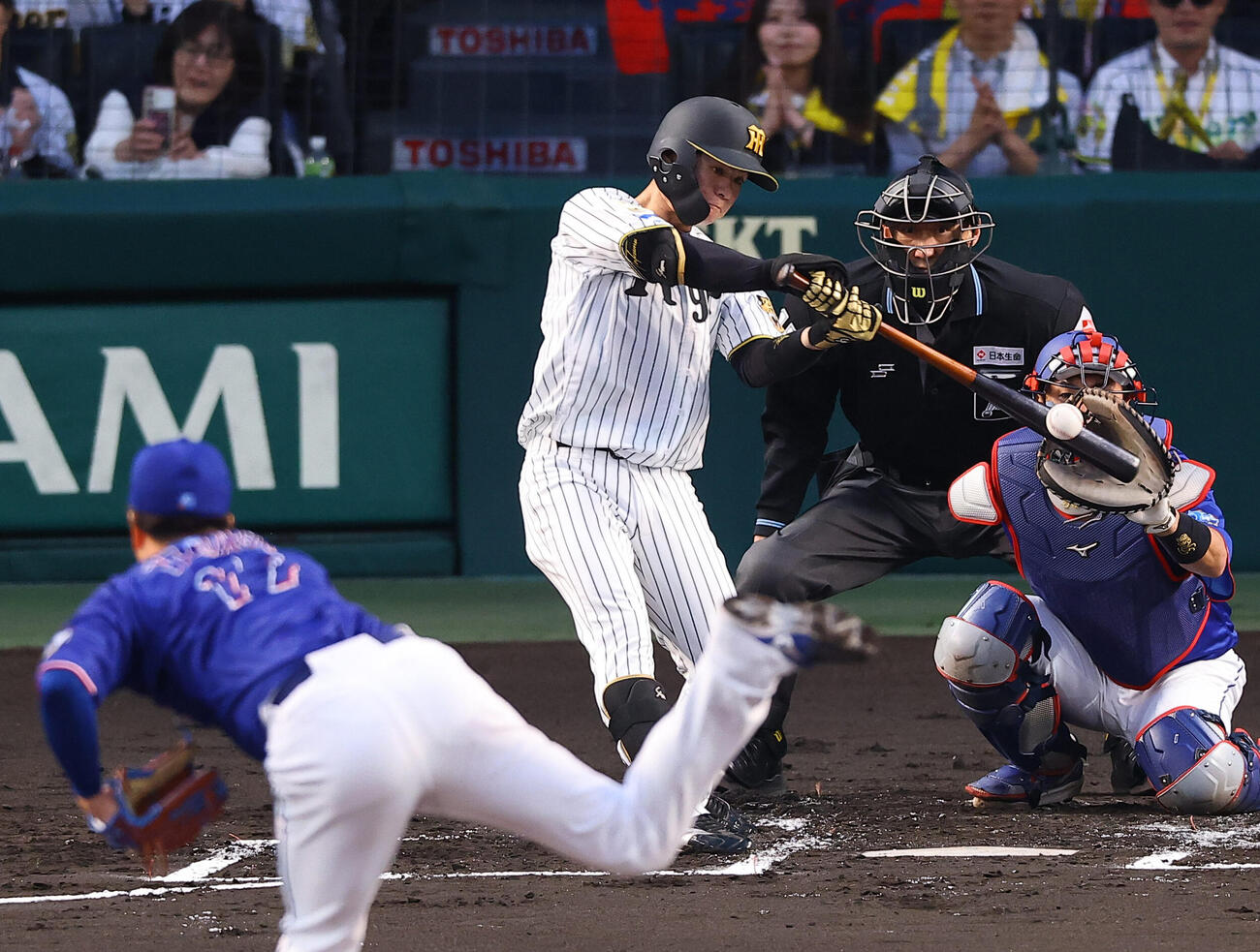 阪神対中日　1回裏阪神1死、中野は安打を放つ（撮影・上田博志）