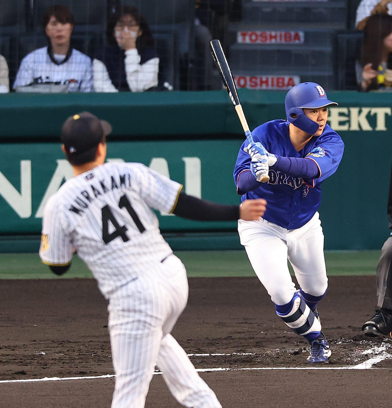 阪神対中日　1回表中日2死一、二塁、高橋周は先制適時打を放つ（撮影・上田博志）