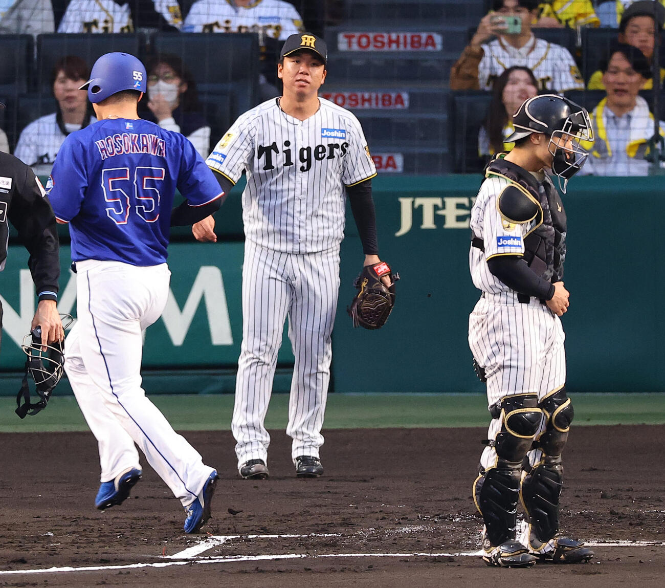 阪神対中日　1回表中日2死一、二塁、村上（中央）は高橋周の先制適時打で細川の生還を許す（撮影・上田博志）