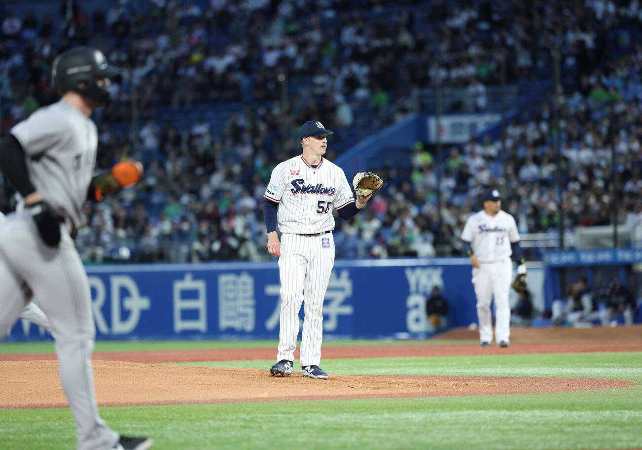 ヤクルト対巨人　1回表巨人1死満塁、大城卓三に四球を与え、押し出しで得点を食らうヤクルトウォルターズ（撮影・増田悦実）