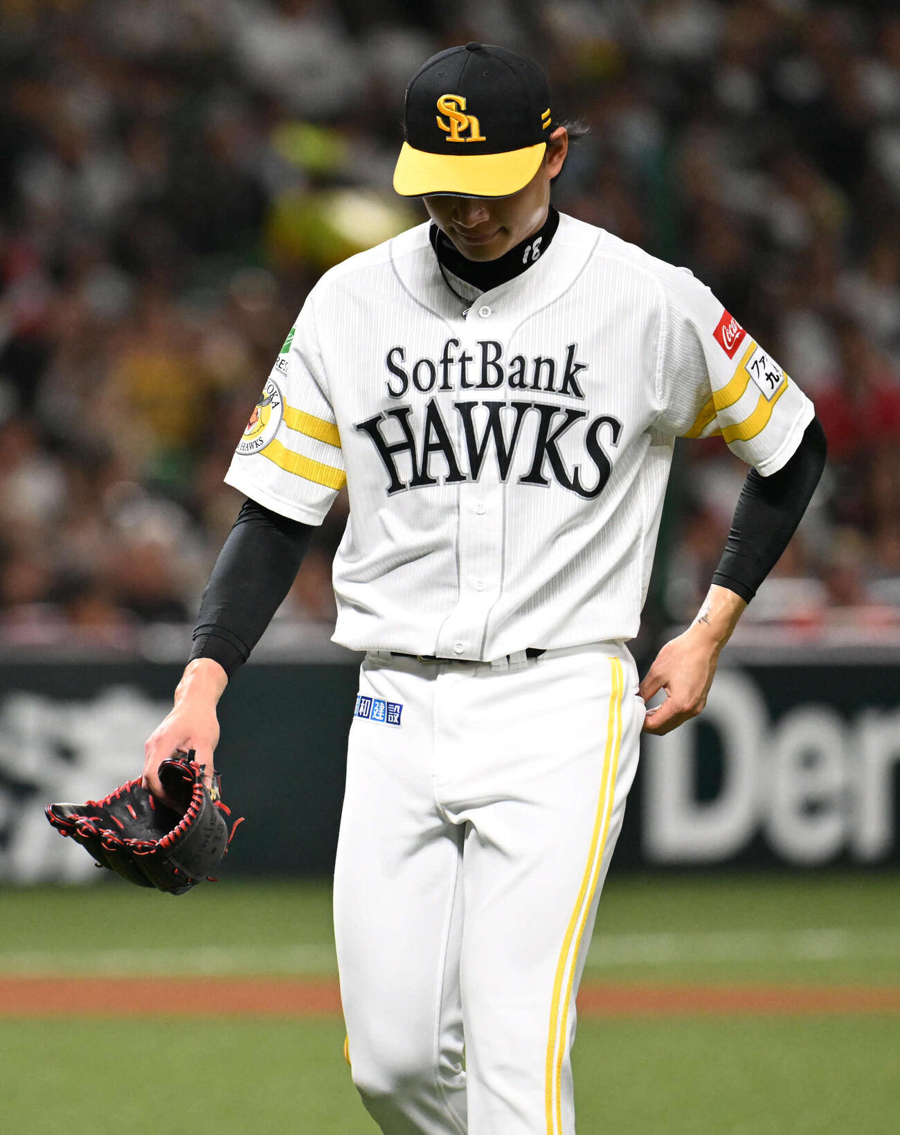 ソフトバンク対オリックス　2回表オリックス2死一、二塁、降板する徐若熙（撮影・林敢治）