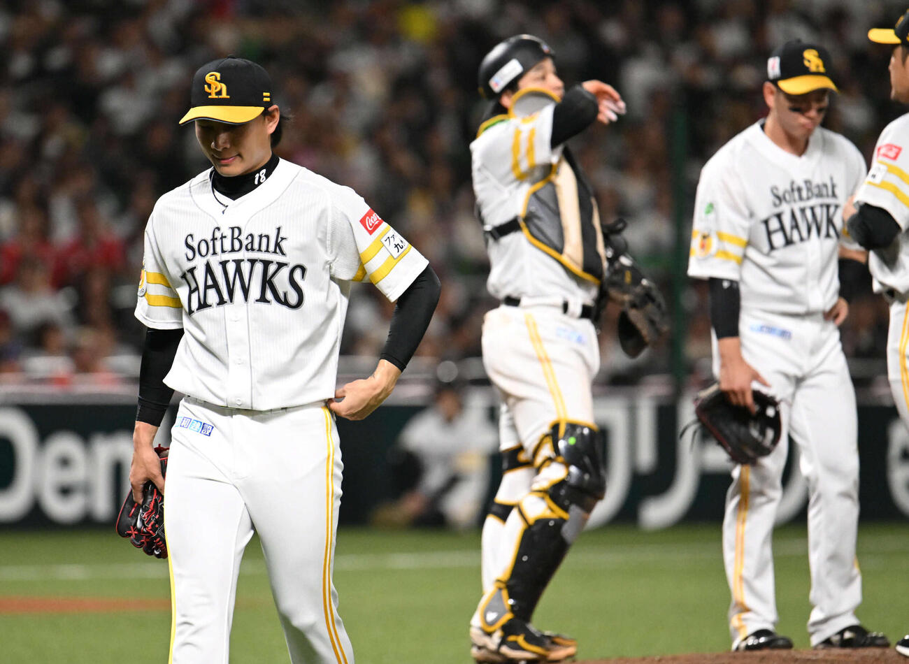 ソフトバンク対オリックス　2回表オリックス2死一、二塁、降板する徐若熙（左）（撮影・林敢治）