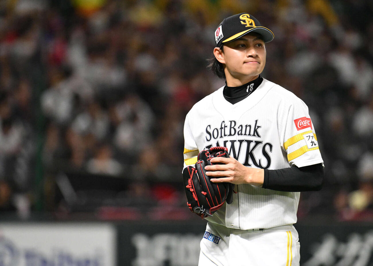 ソフトバンク対オリックス　1回表終了後、先制を許し厳しい表情でベンチに戻る徐若熙（撮影・林敢治）