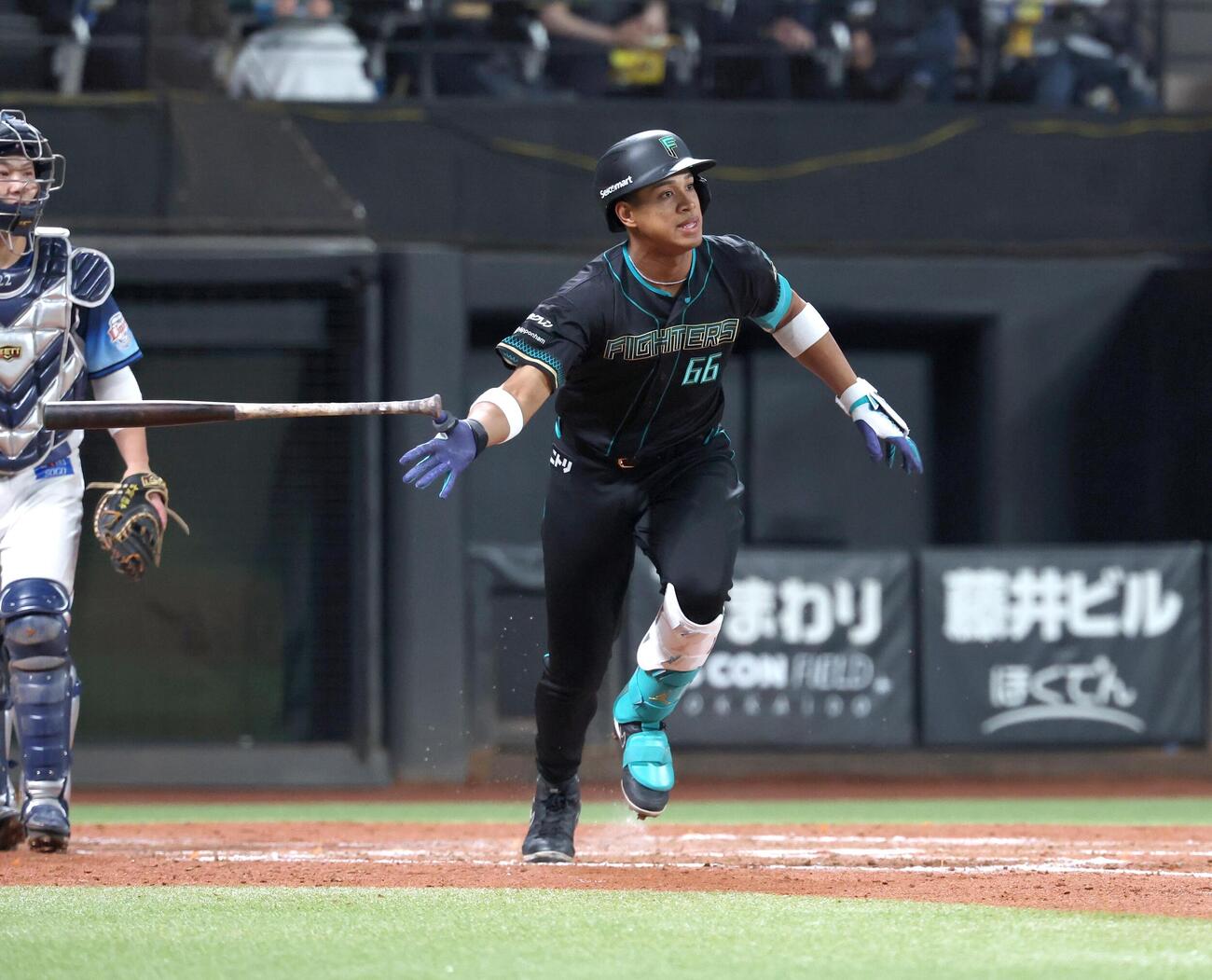 日本ハム対西武　4回裏日本ハム2死、本塁打を放つ万波（撮影・黒川智章）