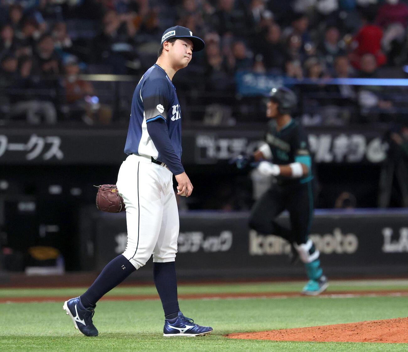 日本ハム対西武　4回裏日本ハム2死、万波に本塁打を浴びる渡辺（撮影・黒川智章）