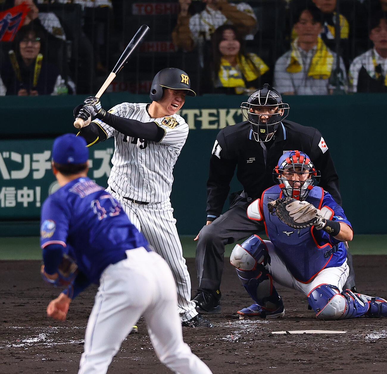 阪神対中日　4回裏阪神2死満塁、村上は三振に倒れる（撮影・上田博志）
