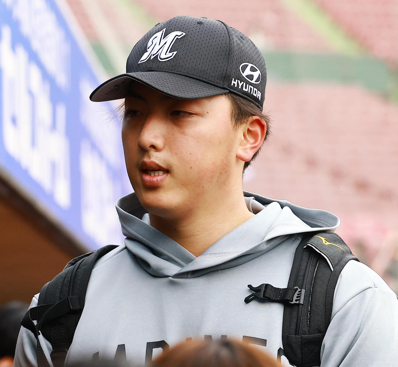 取材対応するロッテ田中（撮影・野上伸悟）