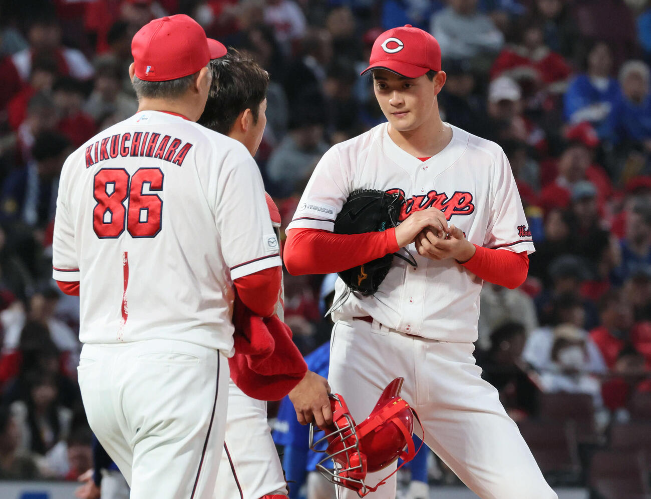 広島対DeNA 2回表2死満塁、ピンチの広島先発の岡本（右）（撮影・加藤孝規）