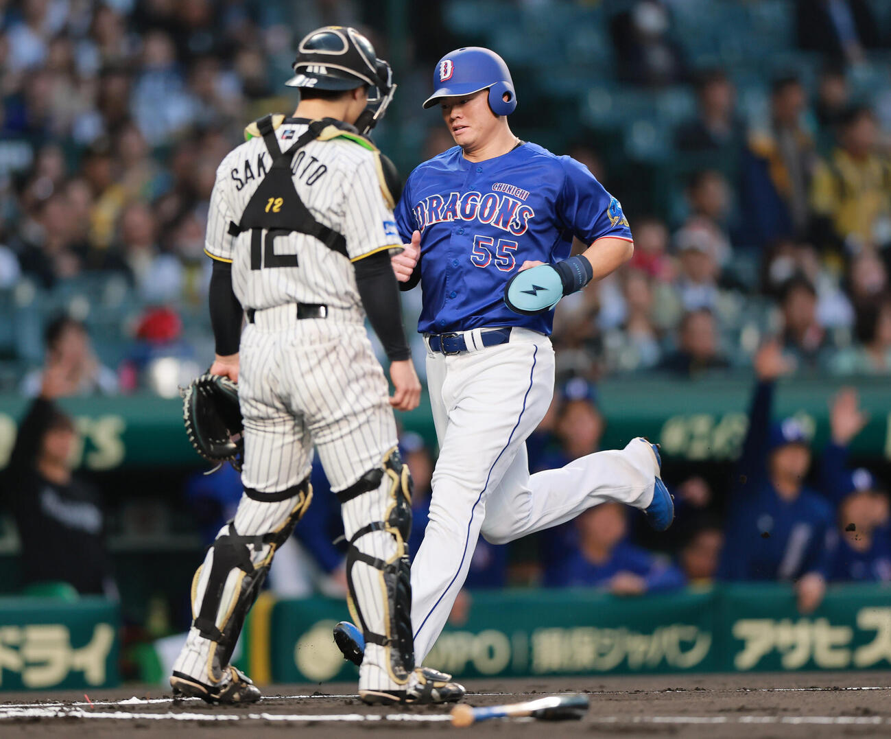 阪神対中日　1回表中日2死一、二塁、高橋周の適時打で生還する二走細川。左は捕手坂本（撮影・上山淳一）