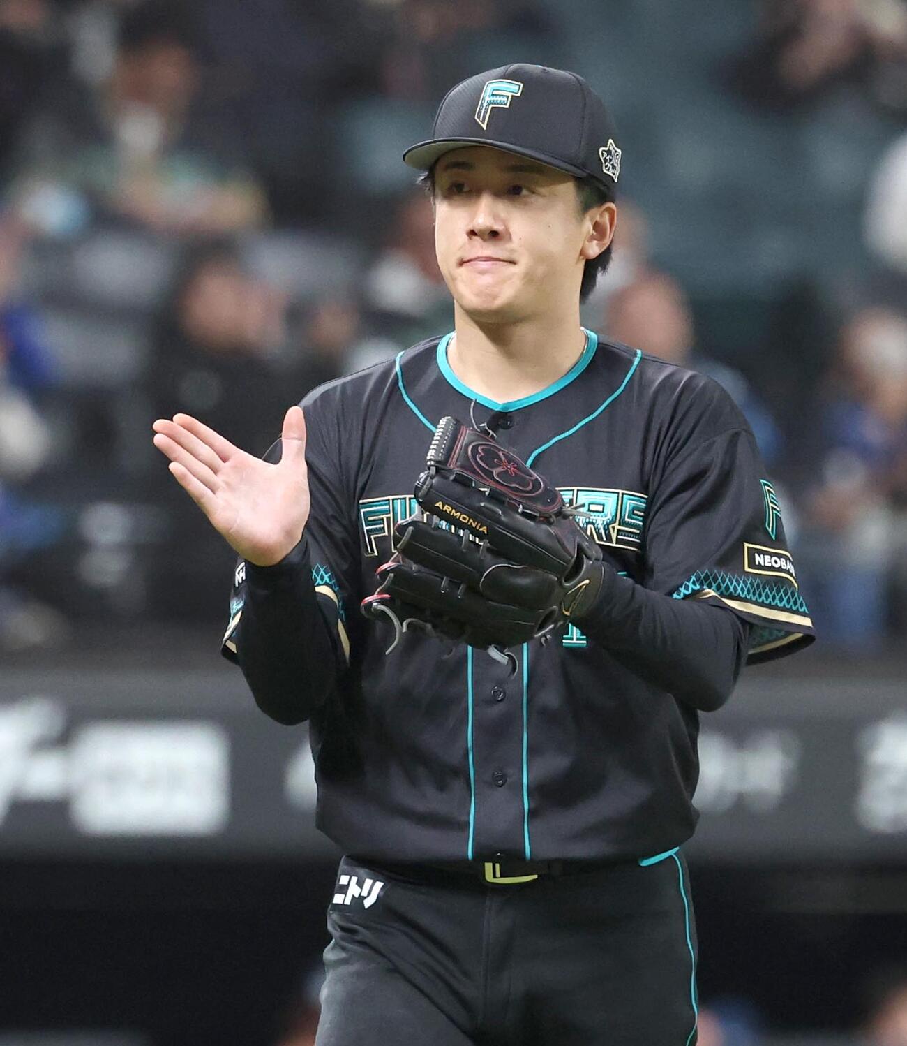 日本ハム対西武　3回表、無失点に抑えグラブをたたく北山（撮影・黒川智章）