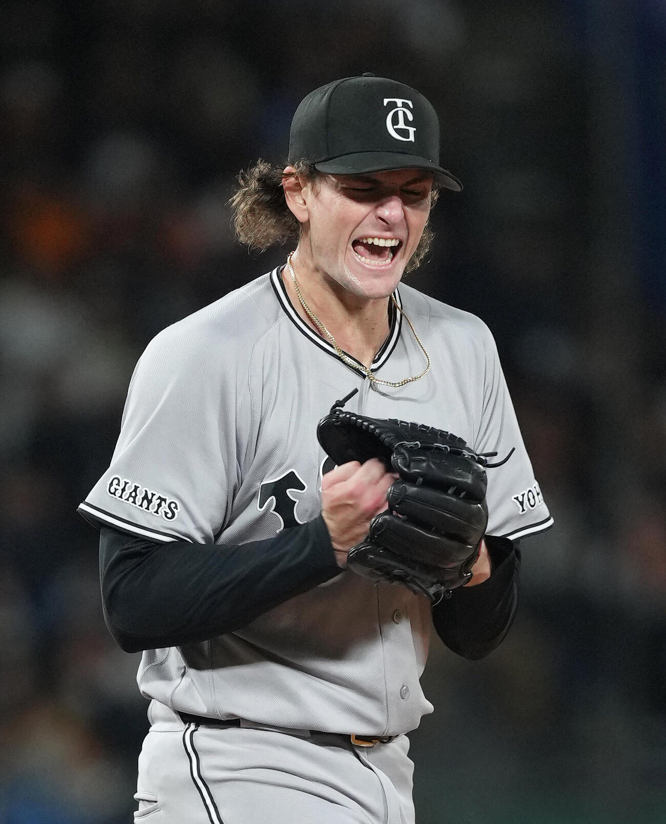 ヤクルト対巨人　7回裏ヤクルト2死一塁、武岡を空振り三振に仕留め雄たけびを上げるウィットリー（撮影・足立雅史）