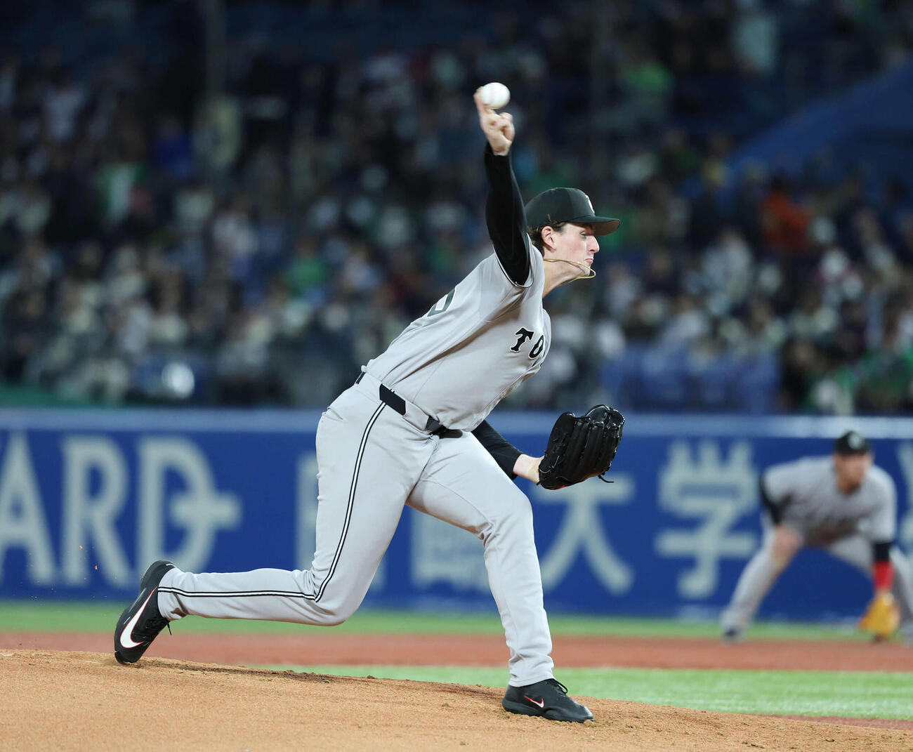 ヤクルト対巨人　先発し力投する巨人ウィットリー（撮影・増田悦実）