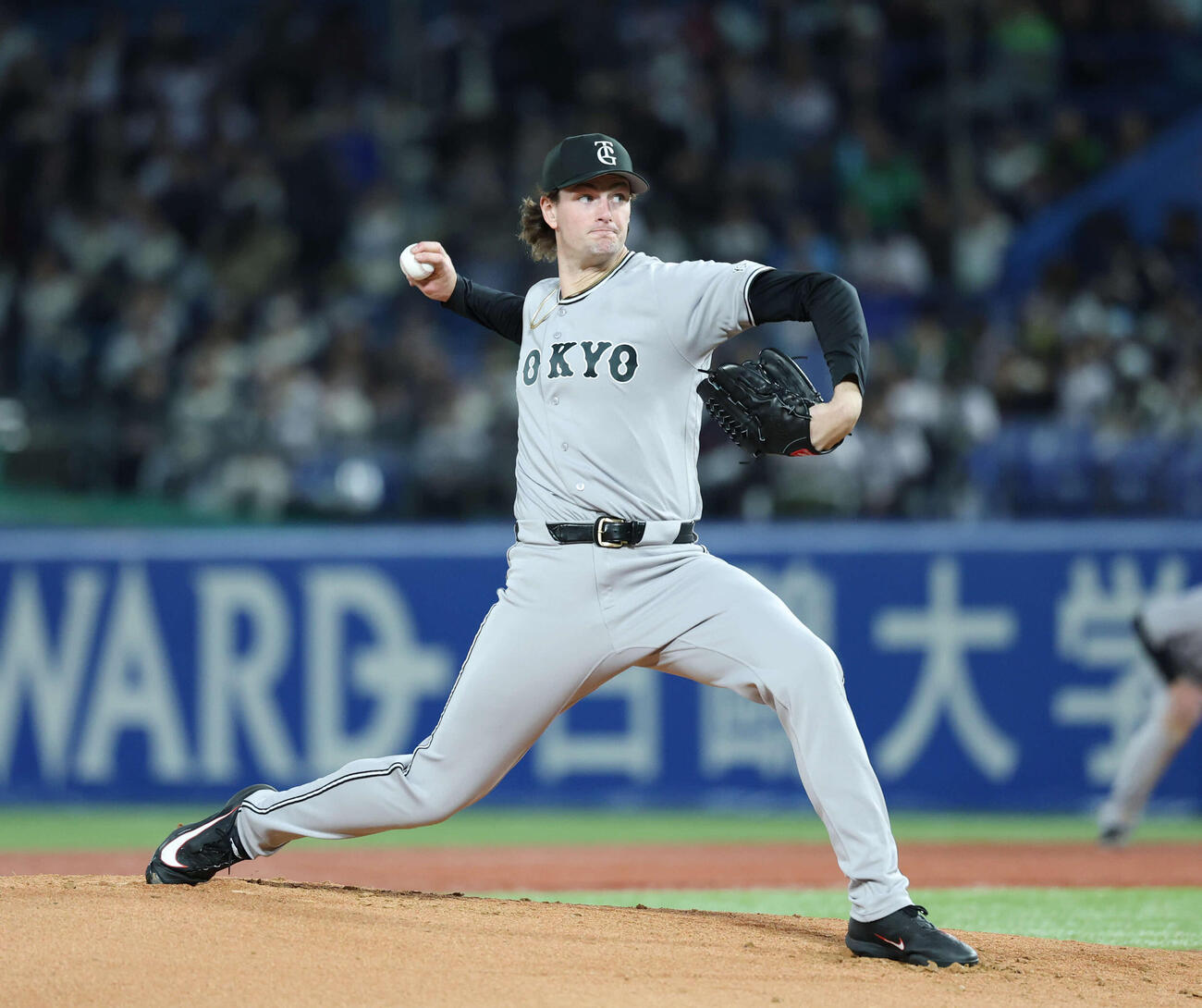 ヤクルト対巨人　先発し力投する巨人ウィットリー（撮影・増田悦実）