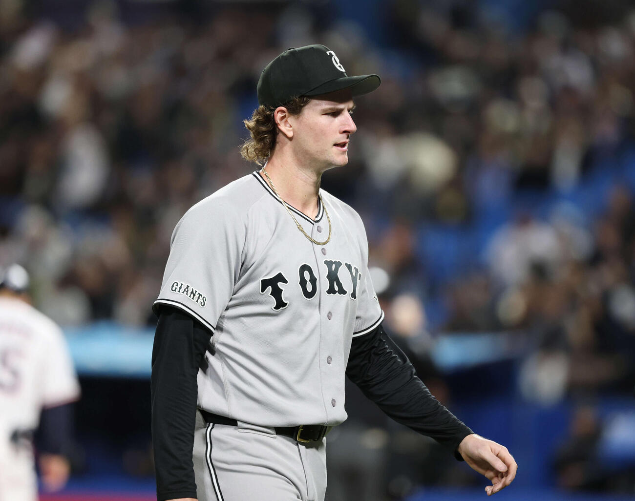 ヤクルト対巨人　2回裏を無失点に抑えベンチへ戻るウィットリー（撮影・増田悦実）