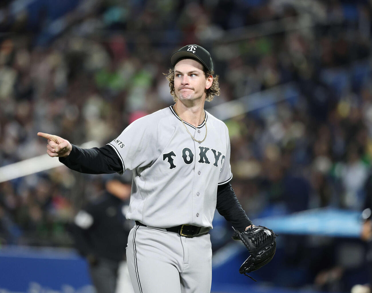 ヤクルト対巨人　5回裏を無失点に抑え、好捕したキャベッジに合図を送るウィットリー（撮影・増田悦実）