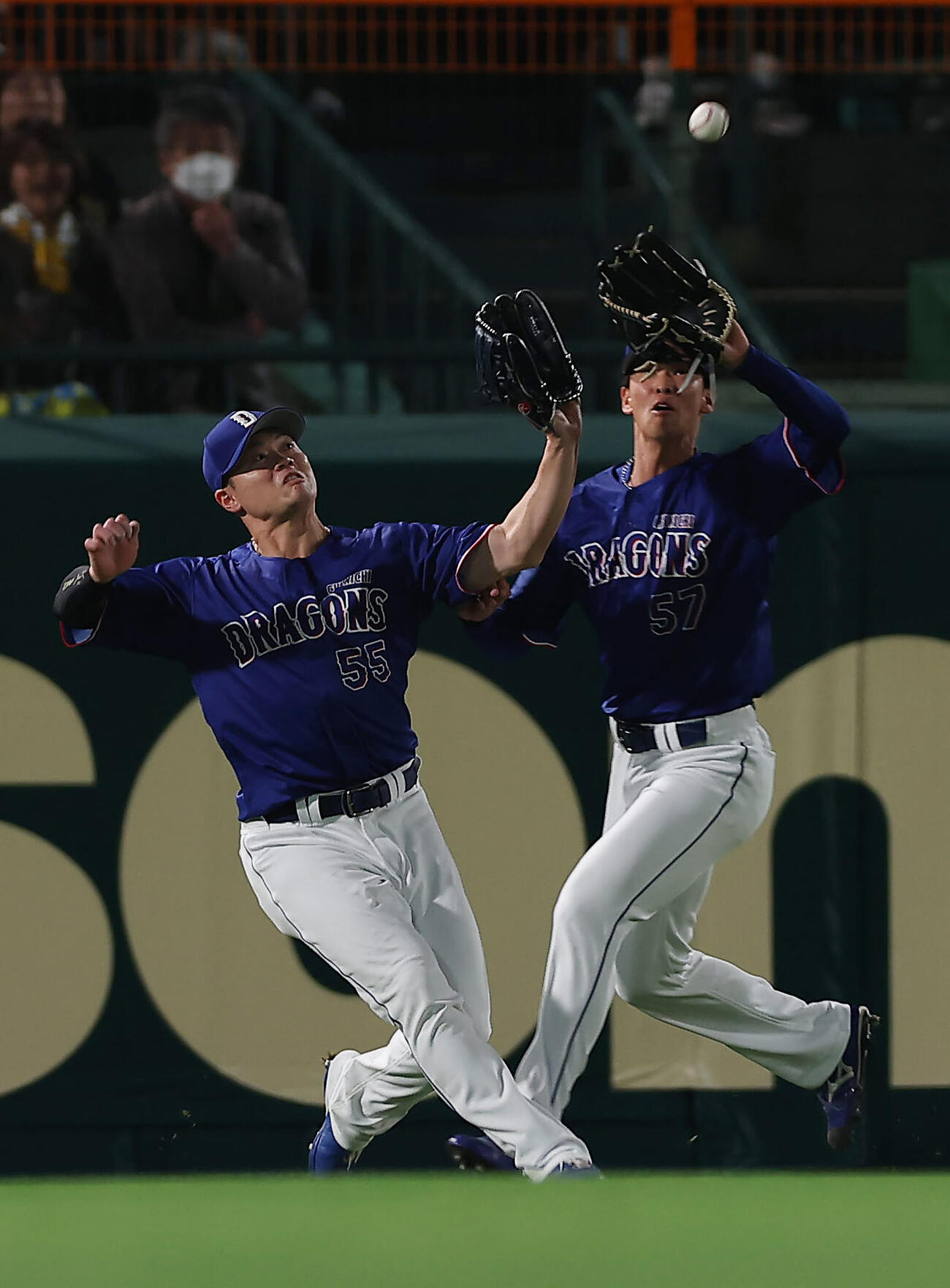 阪神対中日　6回裏阪神無死、佐藤の飛球を追って交錯する左翼手細川（左）と中堅手花田（撮影・前田充）