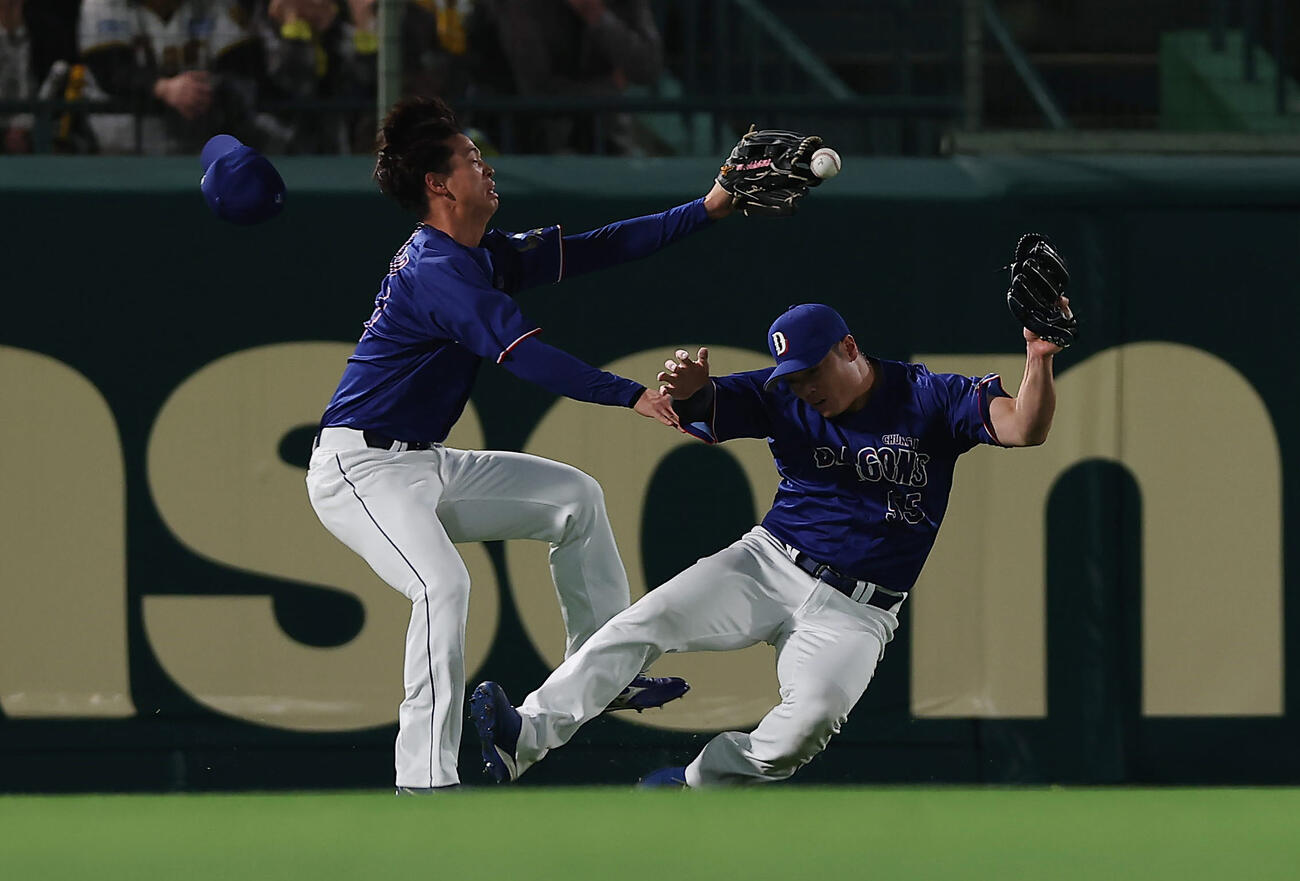 阪神対中日　6回裏阪神無死、佐藤の飛球を追って交錯する左翼手細川（右）と中堅手花田（撮影・前田充）