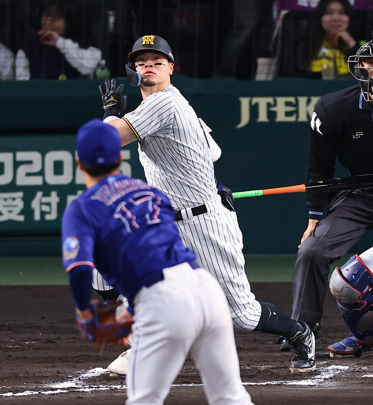 阪神対中日　56回裏阪神無死、佐藤は三塁打を放つ（撮影・上田博志）