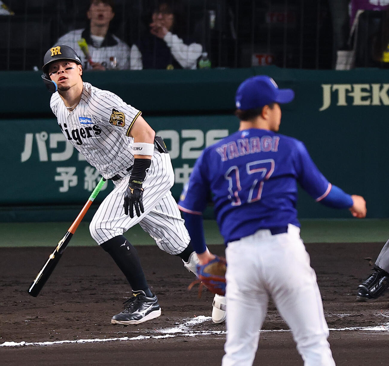 阪神対中日　56回裏阪神無死、佐藤は三塁打を放つ（撮影・上田博志）