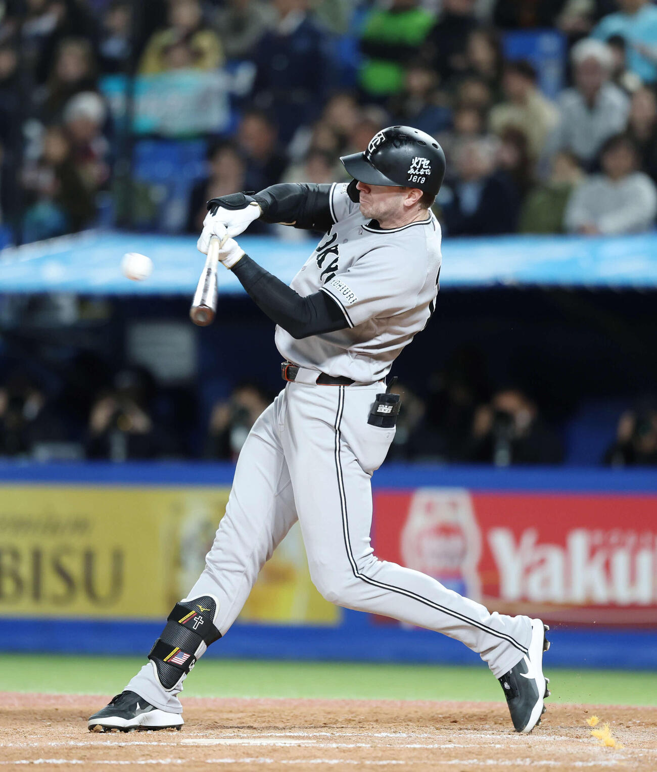 ヤクルト対巨人　3回表巨人2死満塁、2点適時二塁打を放つキャベッジ（撮影・増田悦実）