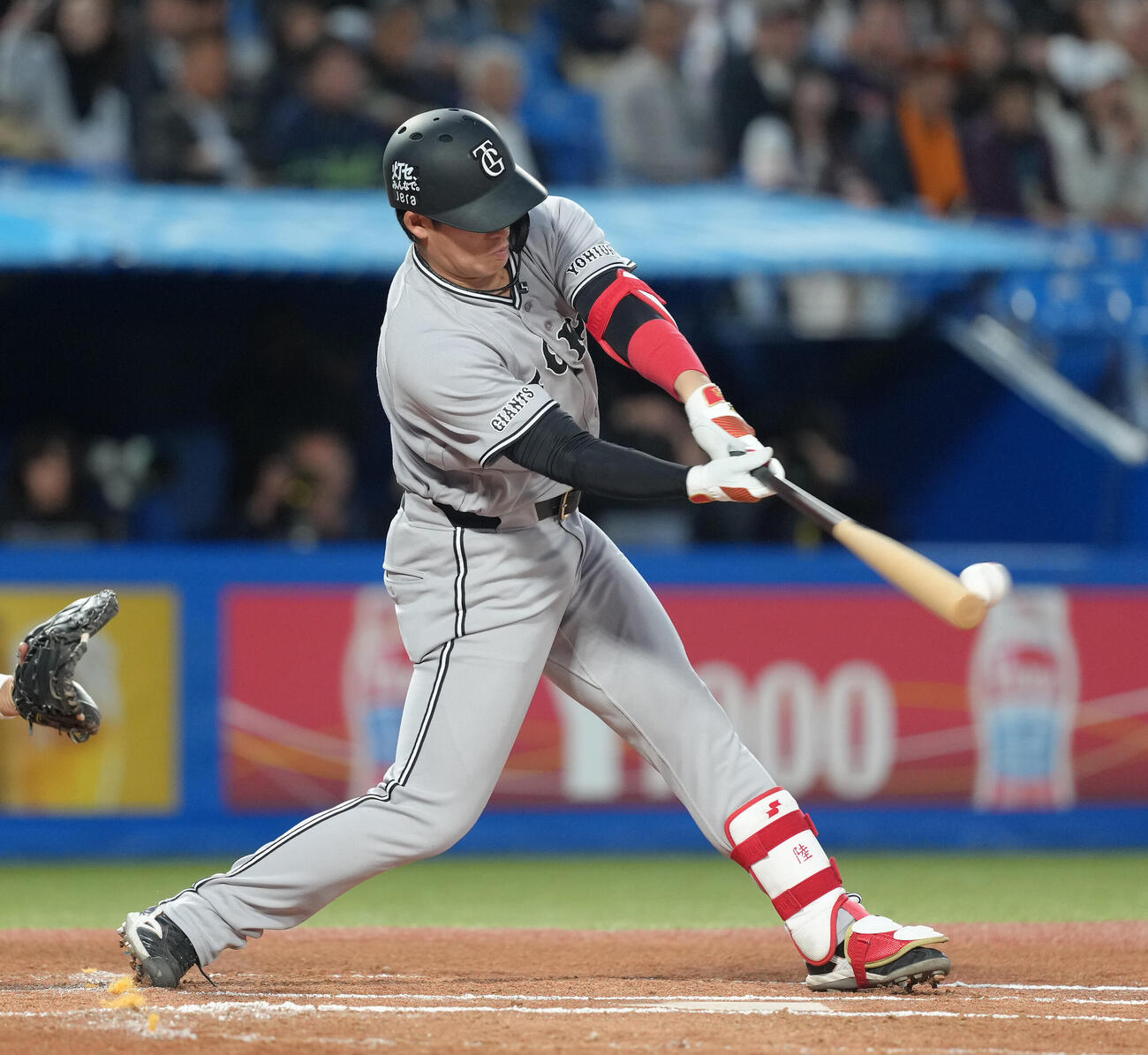 ヤクルト対巨人　1回表巨人2死二、三塁、増田陸は2点適時打を放つ（撮影・足立雅史）