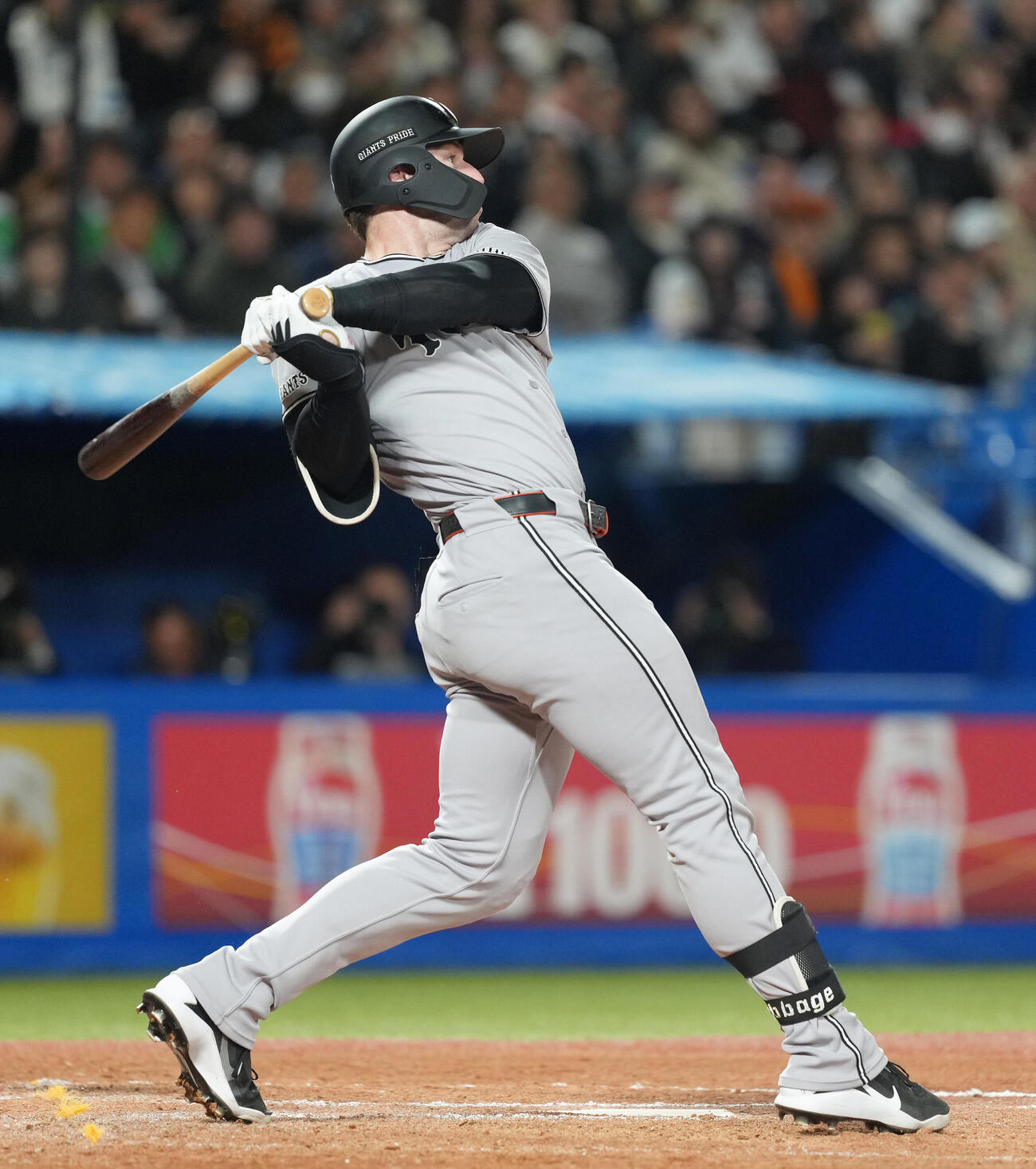 ヤクルト対巨人　3回表巨人2死満塁、キャベッジは2点二塁打を放つ（撮影・足立雅史）