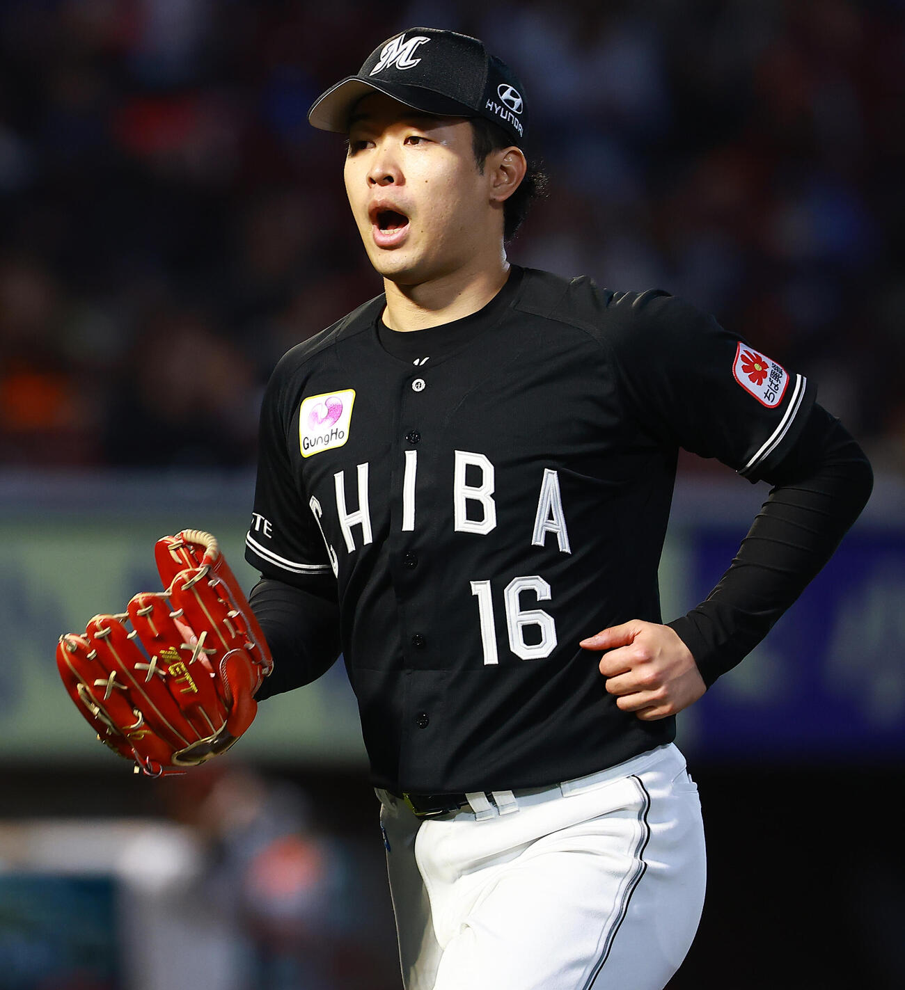 楽天対ロッテ　2回裏を終えベンチに戻るロッテ種市（撮影・野上伸悟）