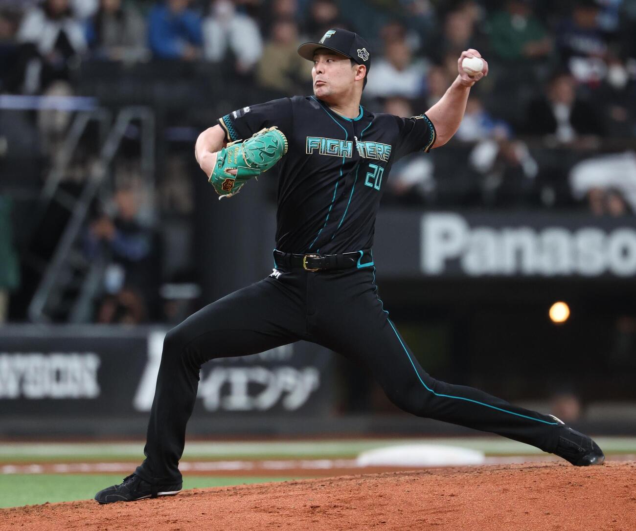 日本ハム対西武　7回に登板の上原（撮影・黒川智章）