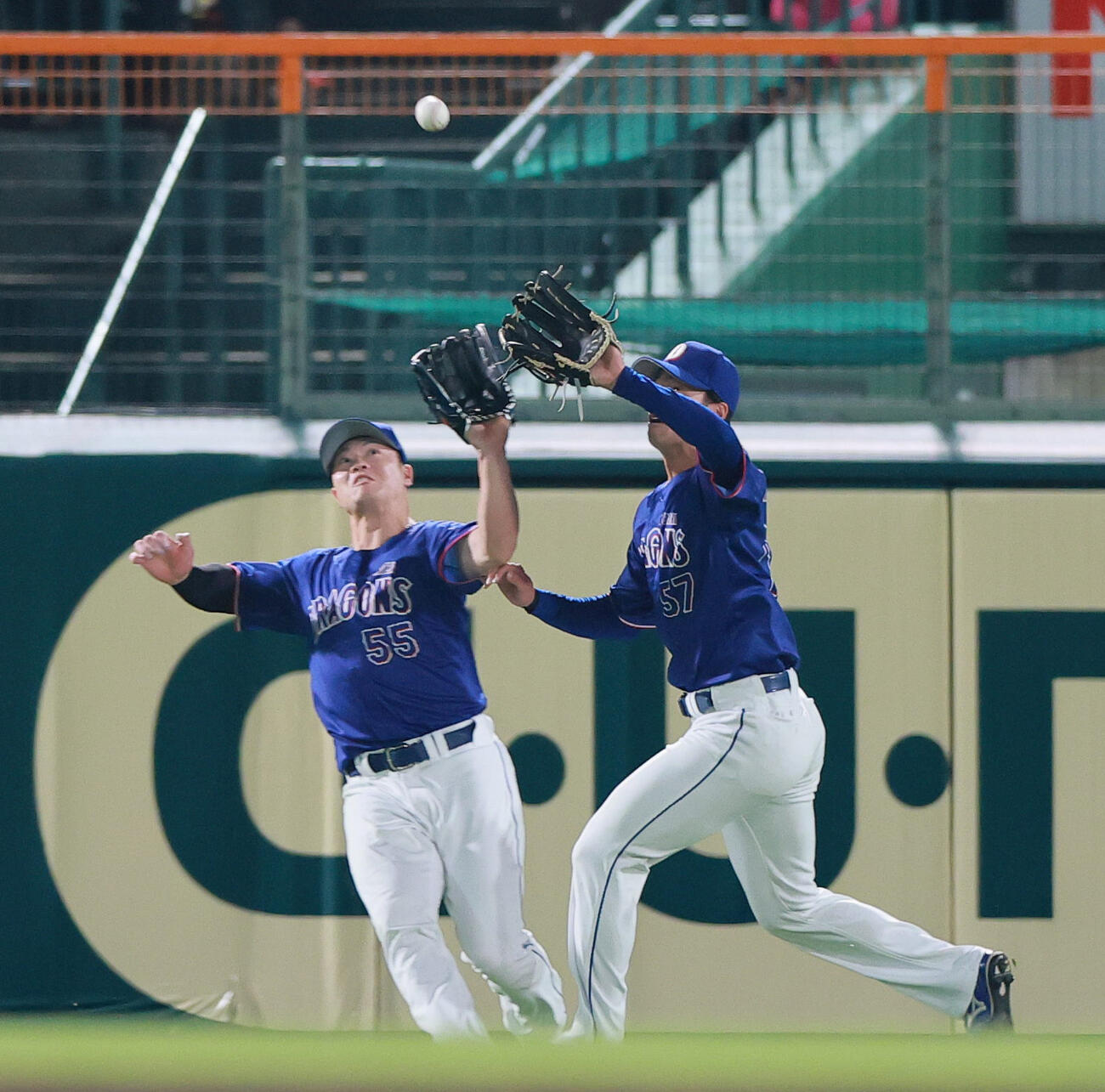 阪神対中日　6回裏阪神無死、佐藤の打球を追う左翼手細川（左）と中堅手花田（撮影・上山淳一）