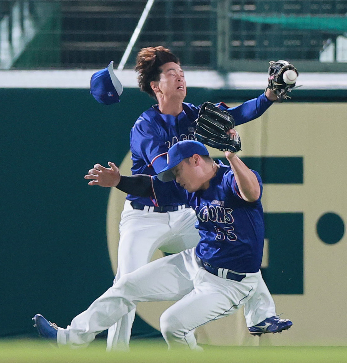 阪神対中日　6回裏阪神無死、佐藤の打球を追い衝突する左翼手細川（手前）と中堅手花田（撮影・上山淳一）