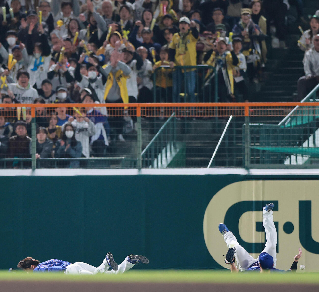 阪神対中日　6回裏阪神無死、佐藤輝明の打球を追い衝突する左翼手細川（左）と中堅手花田（撮影・上山淳一）