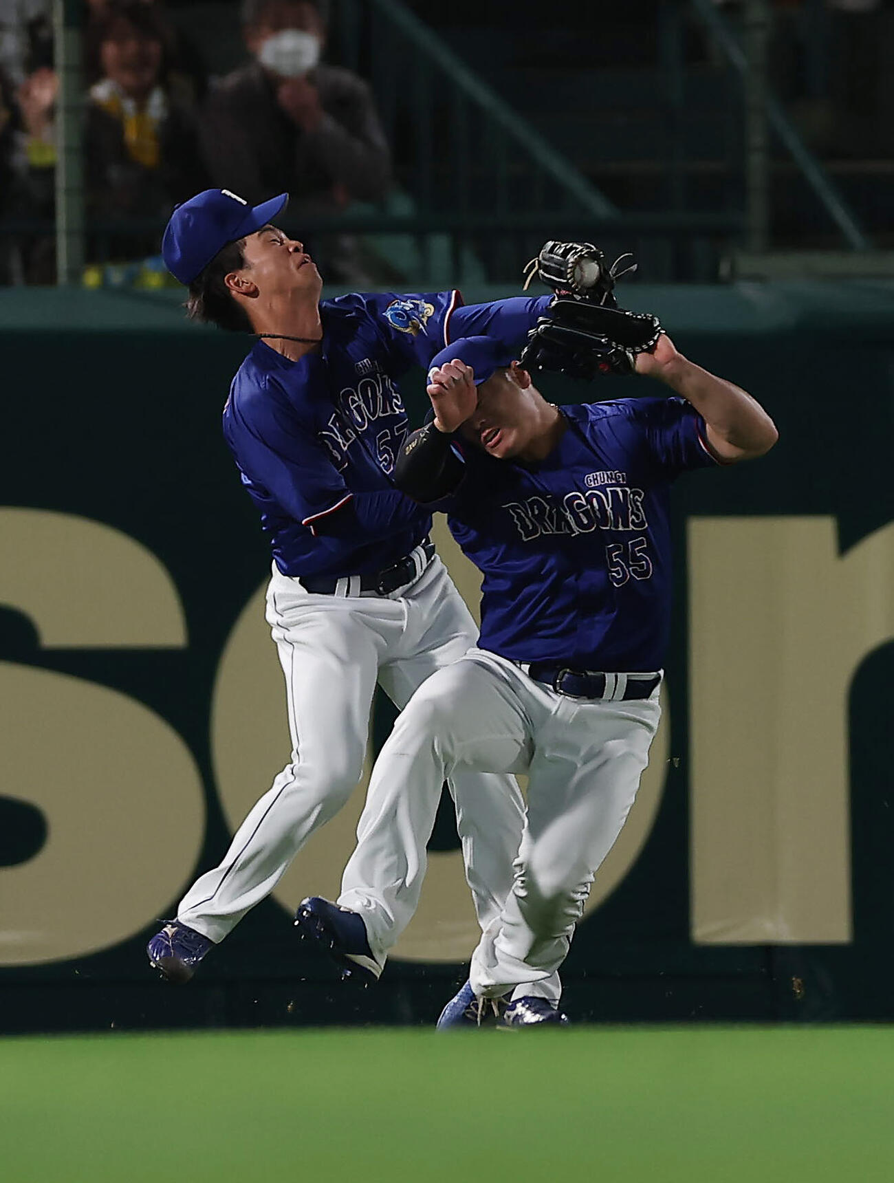 阪神対中日　6回裏阪神無死、佐藤の飛球を追って交錯する左翼手細川（右）と中堅手花田（撮影・前田充）