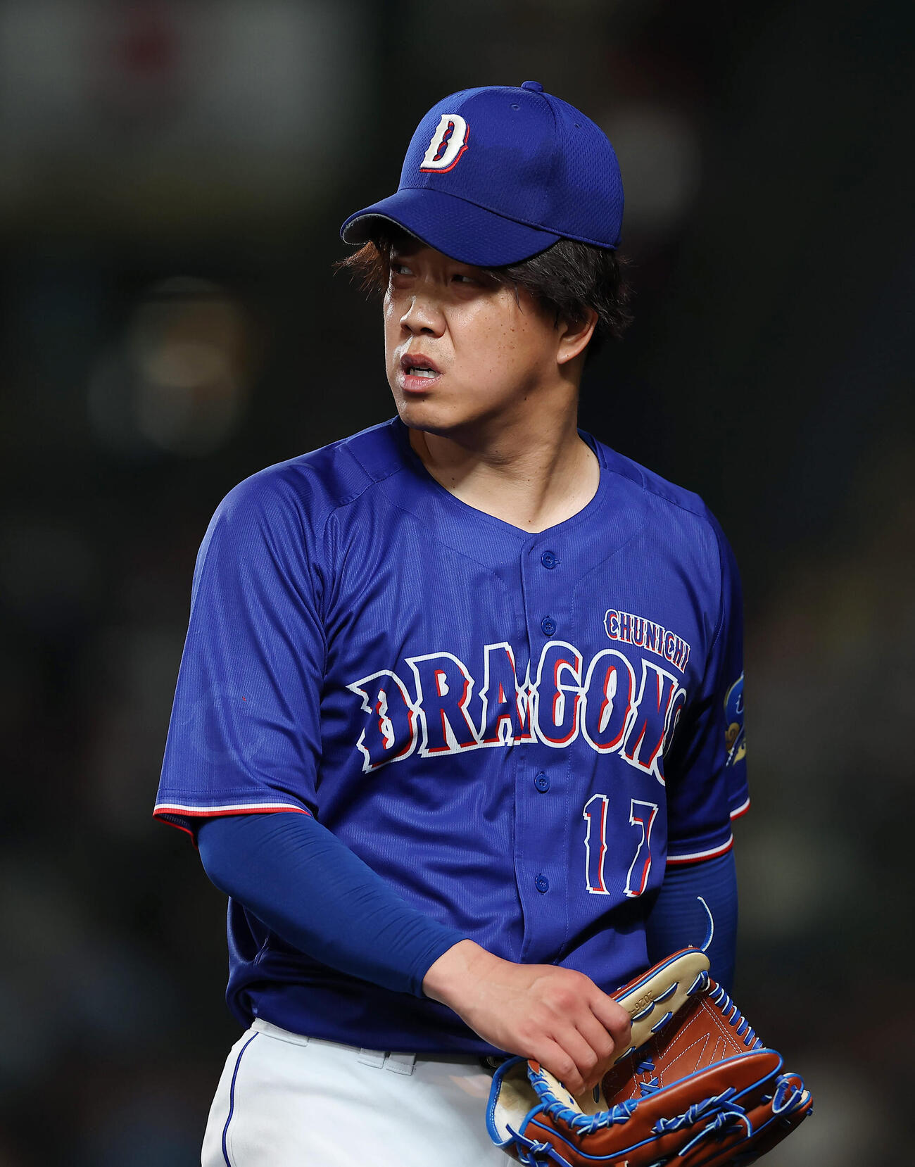 阪神対中日　4回裏を抑え、厳しい表情を見せながらベンチへ戻る中日柳（撮影・前田充）