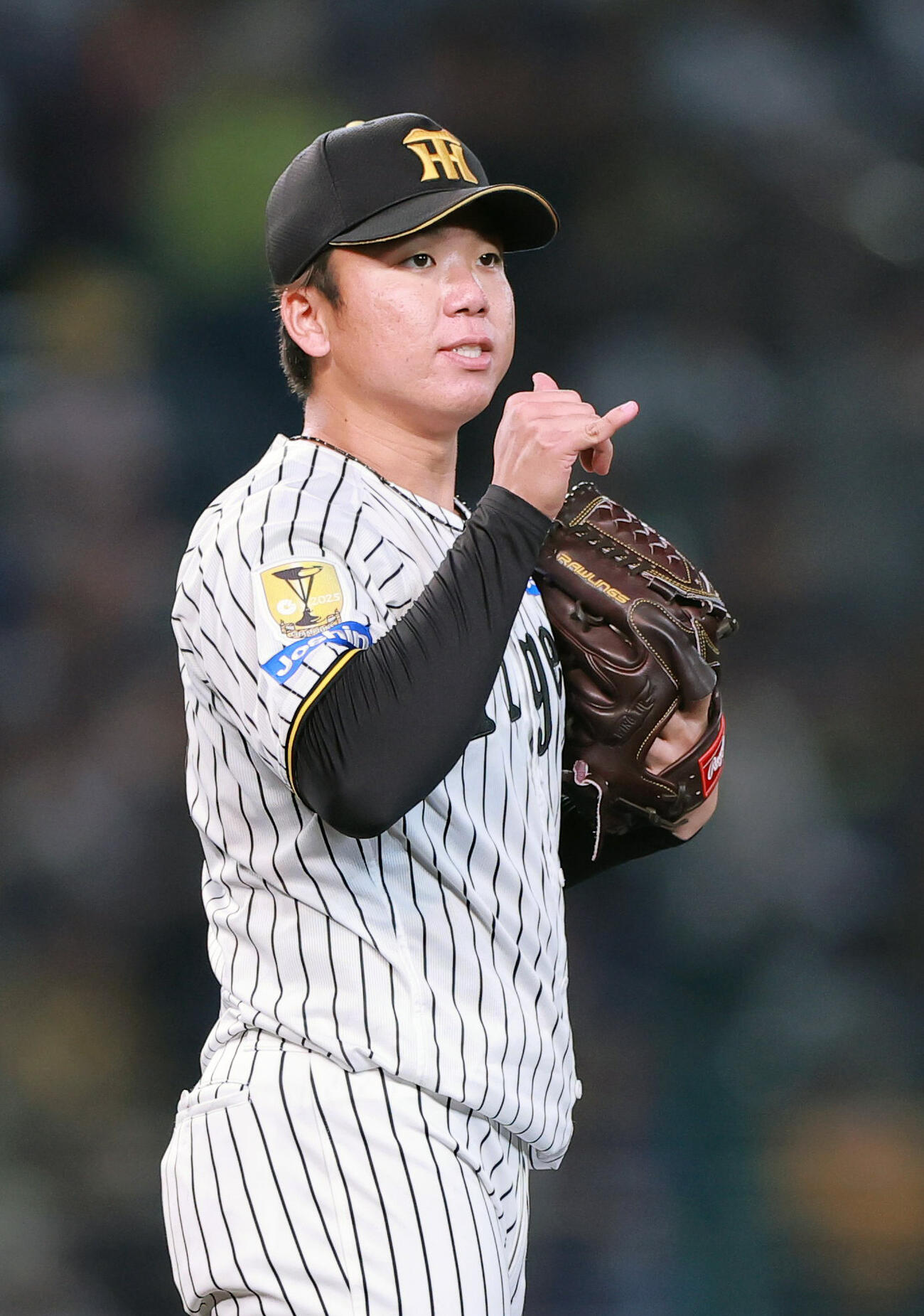阪神対中日　3回表、カウントを確認する阪神村上（撮影・上山淳一）