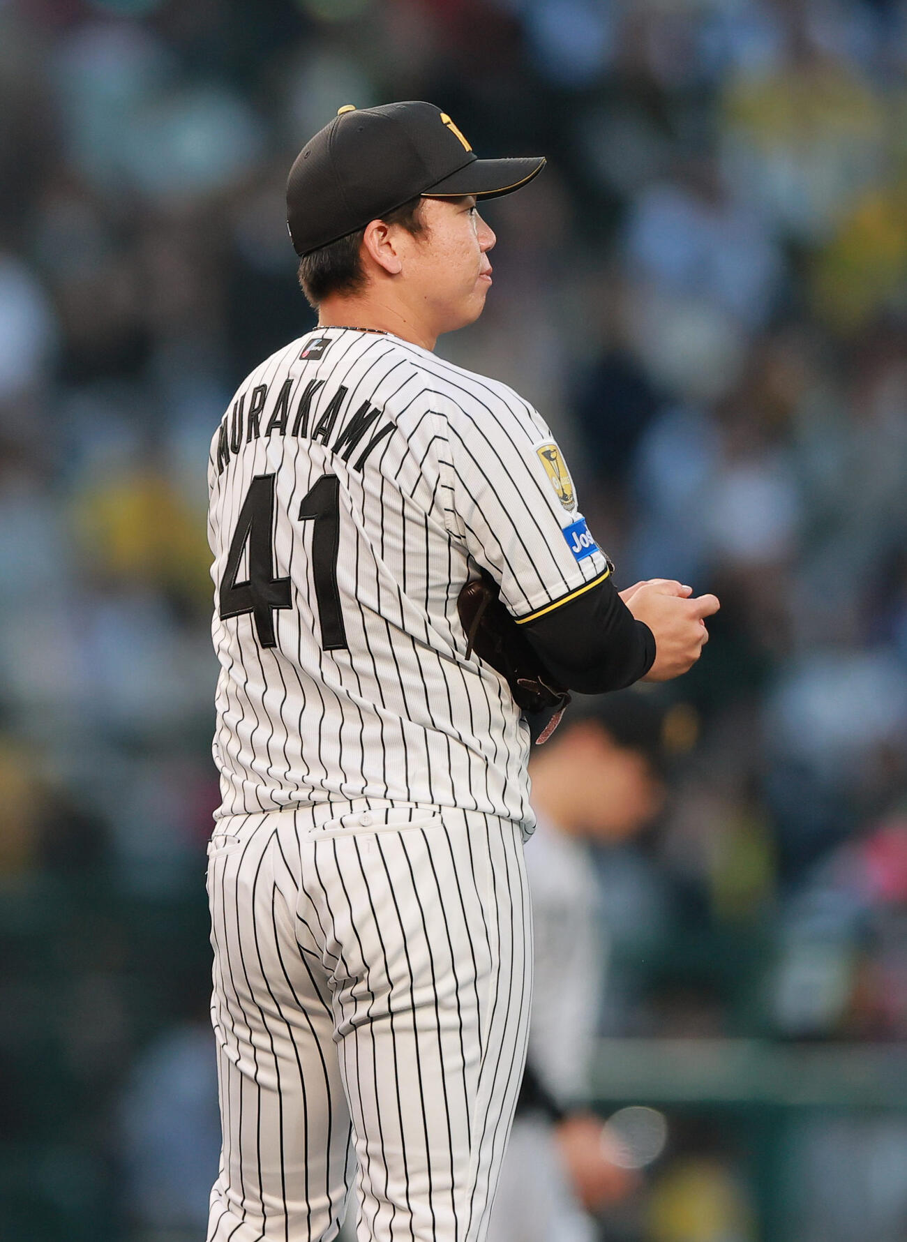 阪神対中日　1回表中日2死一、二塁、細川に適時打を浴びる村上（撮影・上山淳一）