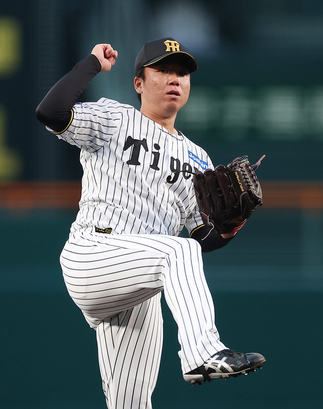 阪神対中日　力投する阪神先発の村上（撮影・前田充）