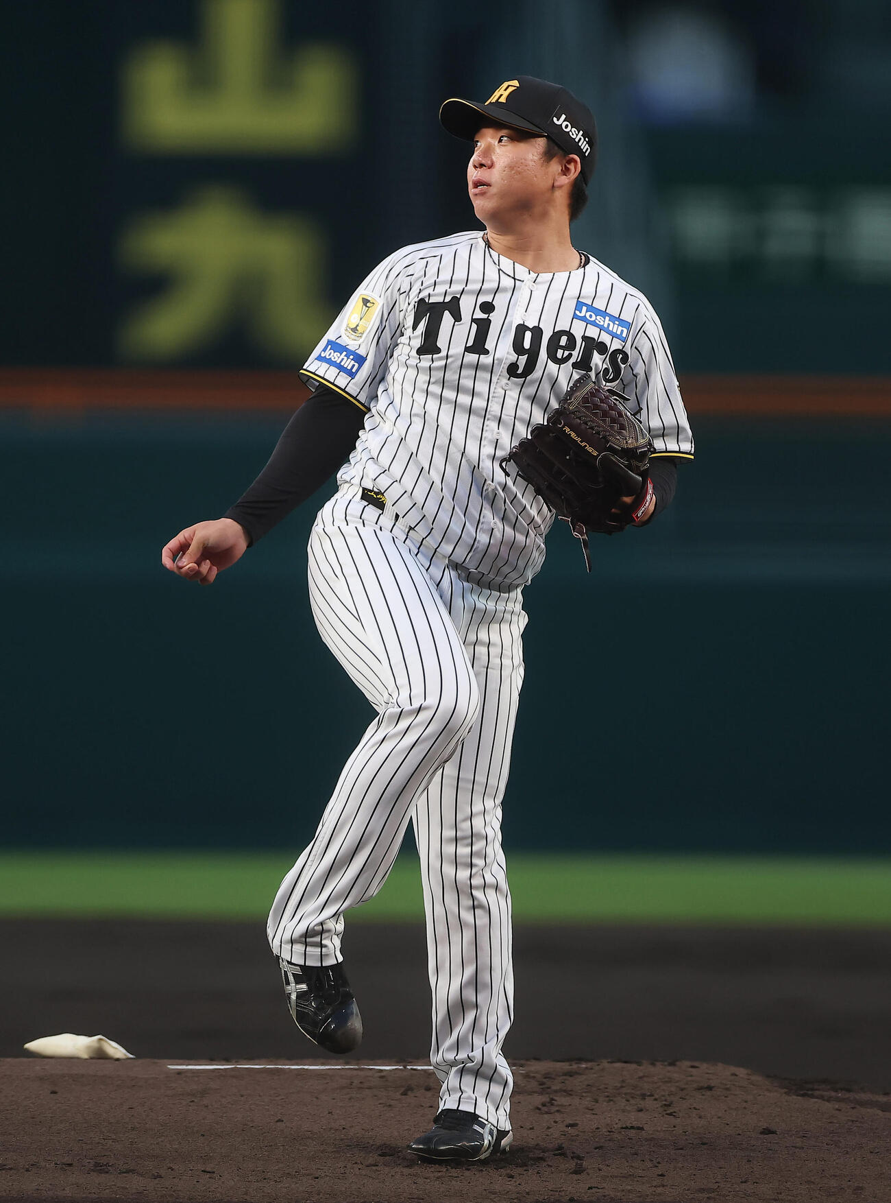 阪神対中日　1回表中日2死一、二塁、高橋周に先制適時打を許す村上（撮影・前田充）