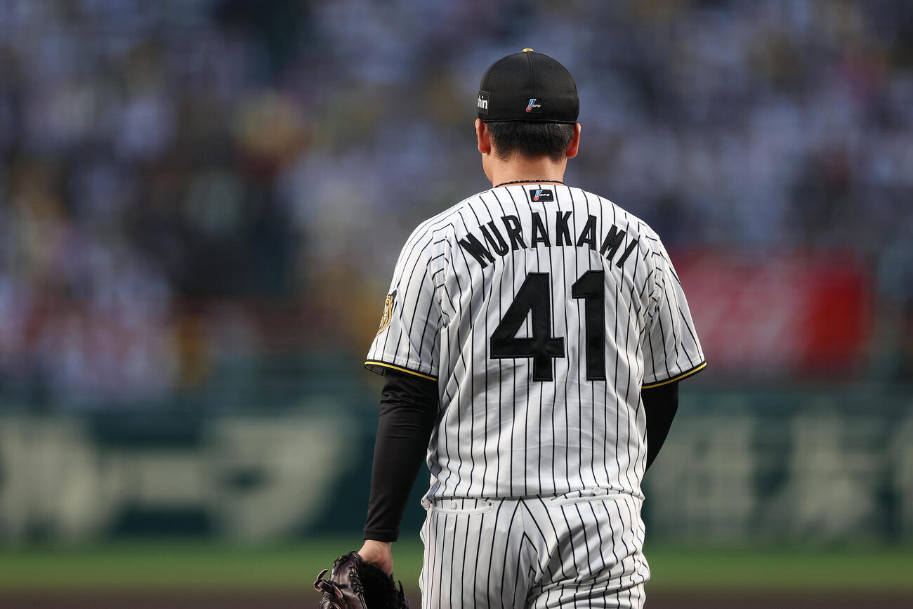 阪神対中日　1回表中日2死一、二塁、高橋周に先制適時打を許した村上（撮影・前田充）