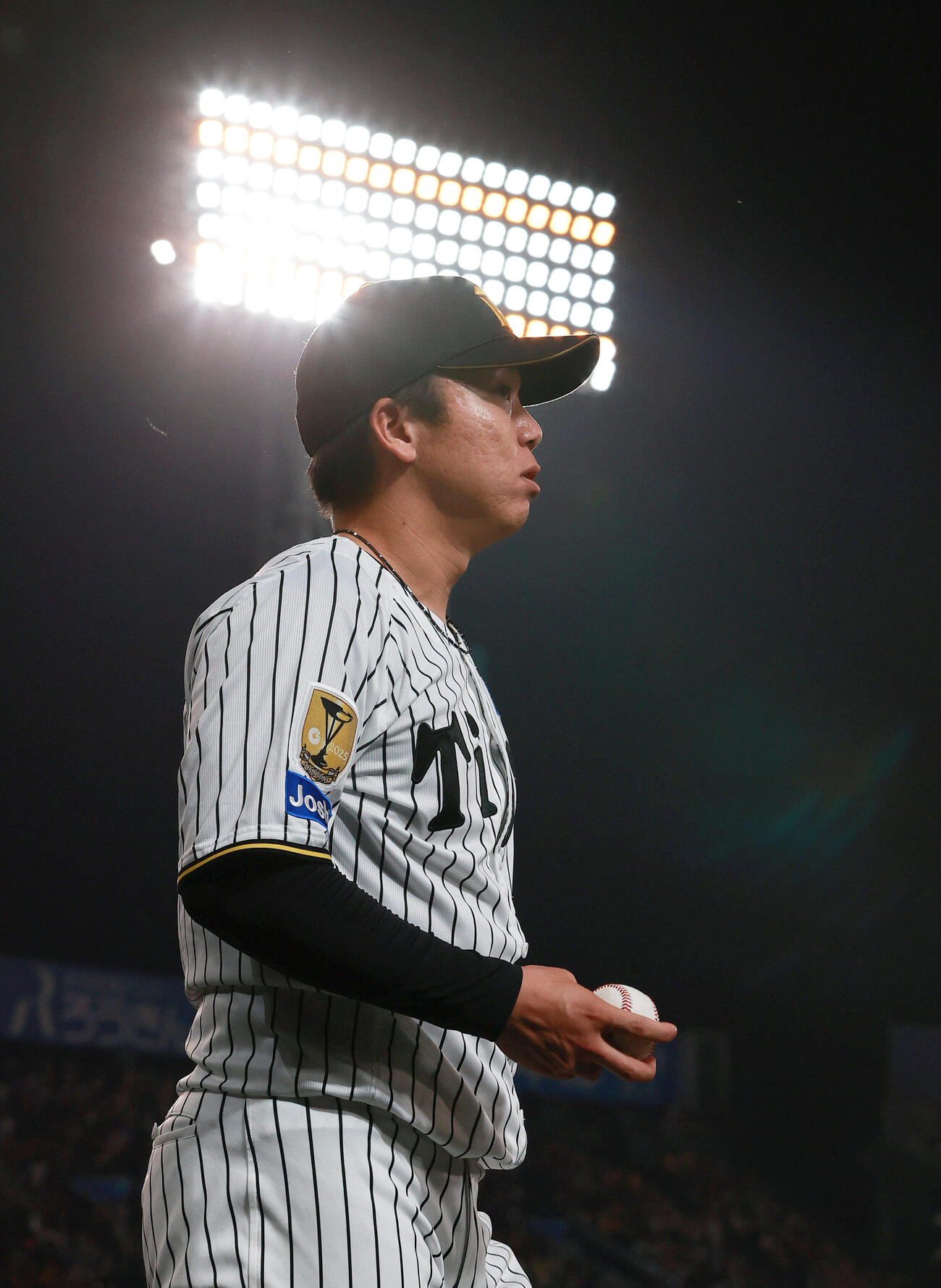 阪神対中日　5回を終え、グラウンド整備を待つ阪神村上（撮影・上山淳一）