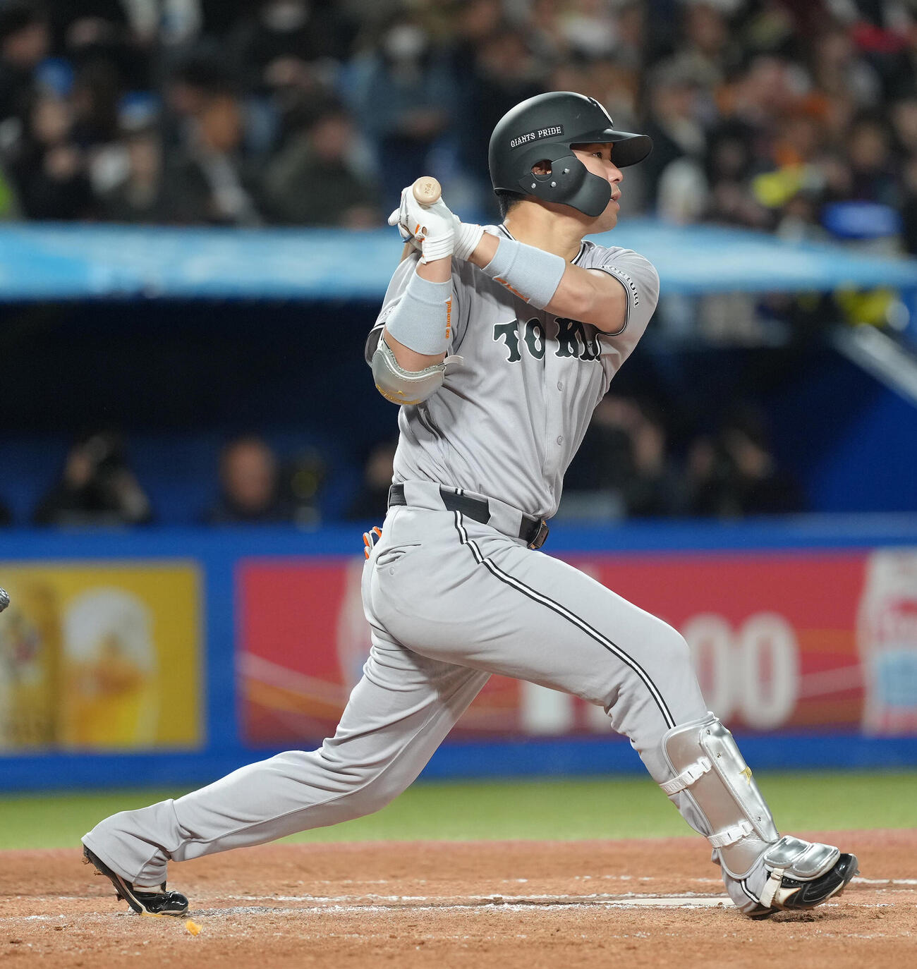 ヤクルト対巨人　3回表巨人無死、大城は右前打を放つ（撮影・足立雅史）