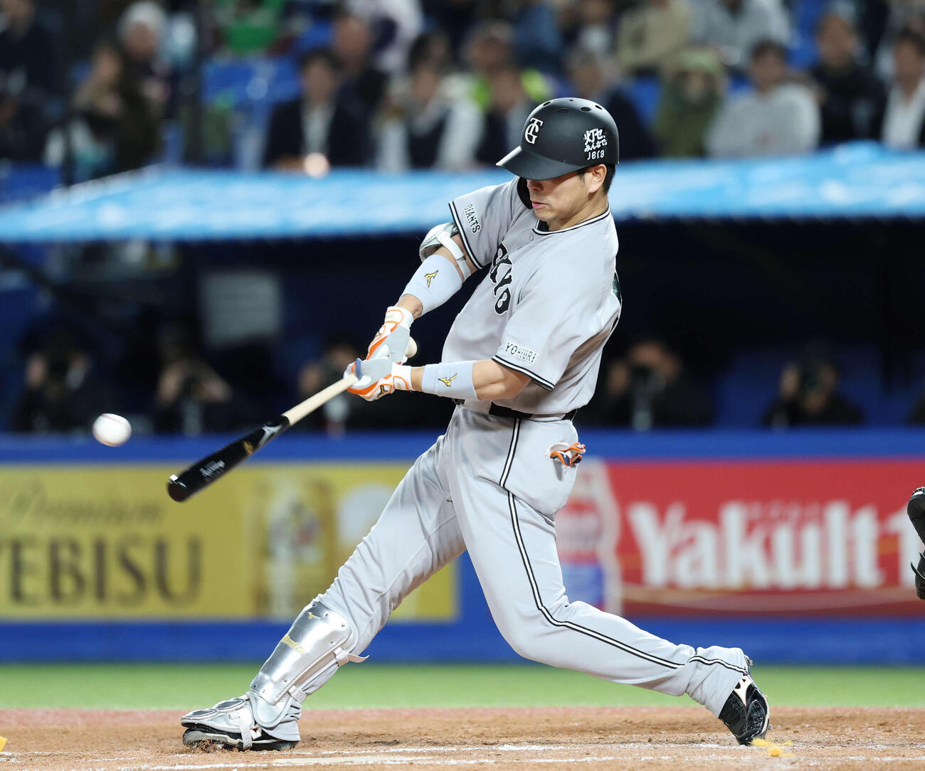 ヤクルト対巨人　3回表巨人無死、安打を放つ大城（撮影・増田悦実）
