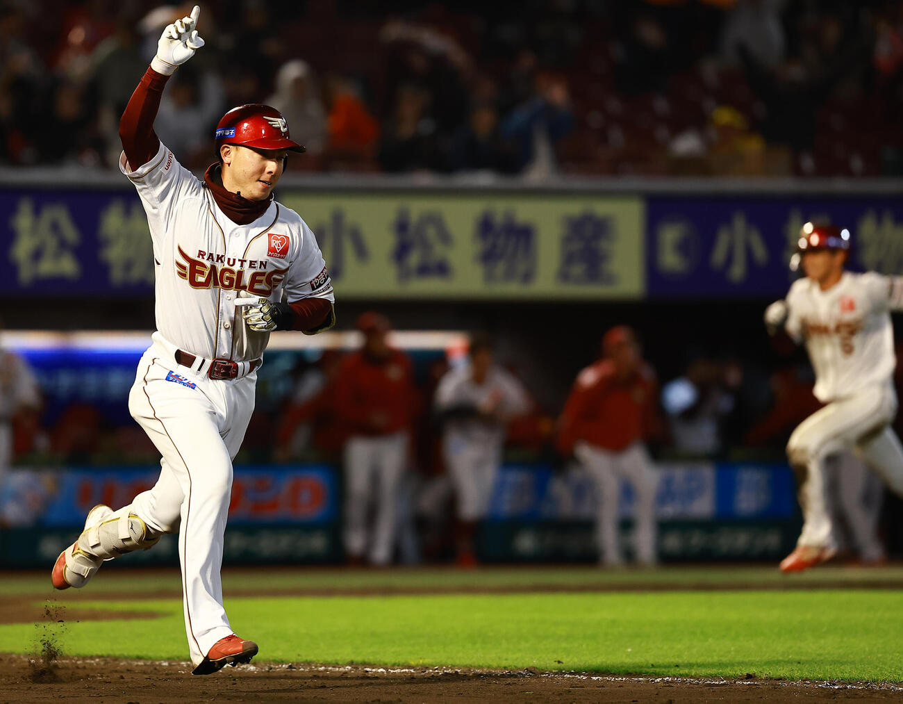 楽天対ロッテ　11回裏楽天2死三塁、サヨナラ適時安打を放ち喜ぶ村林（撮影・野上伸悟）