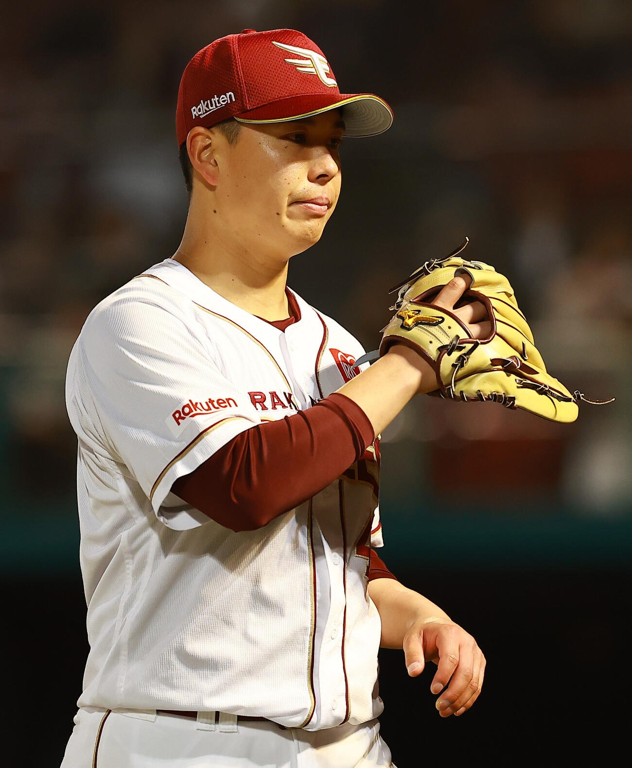 楽天対ロッテ　5回表を終えベンチに戻る楽天先発の藤井（撮影・野上伸悟）