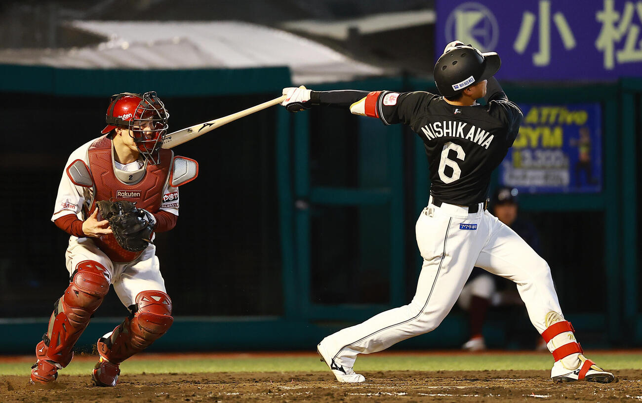 楽天対ロッテ　8回表ロッテ無死一塁、西川が空振り三振した際にバットが太田（左）に当たり、二盗を試みた一塁走者もアウトとなった（撮影・野上伸悟）