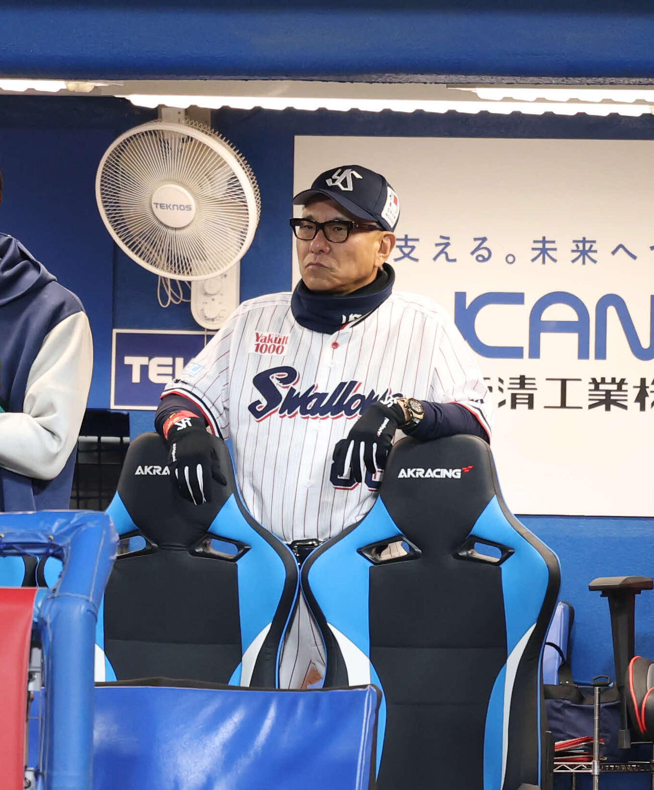 ヤクルト対巨人　戦況を見守るヤクルト池山監督（撮影・増田悦実）